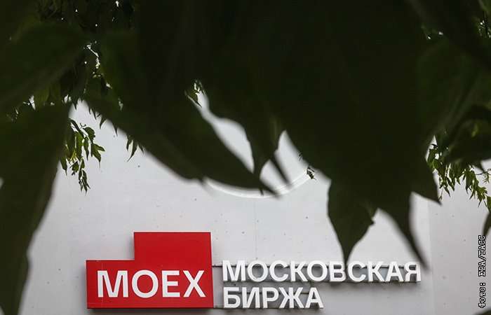 Рынок акций РФ падает ускоренными темпами, индекс Мосбиржи обвалился к 3000 пунктам