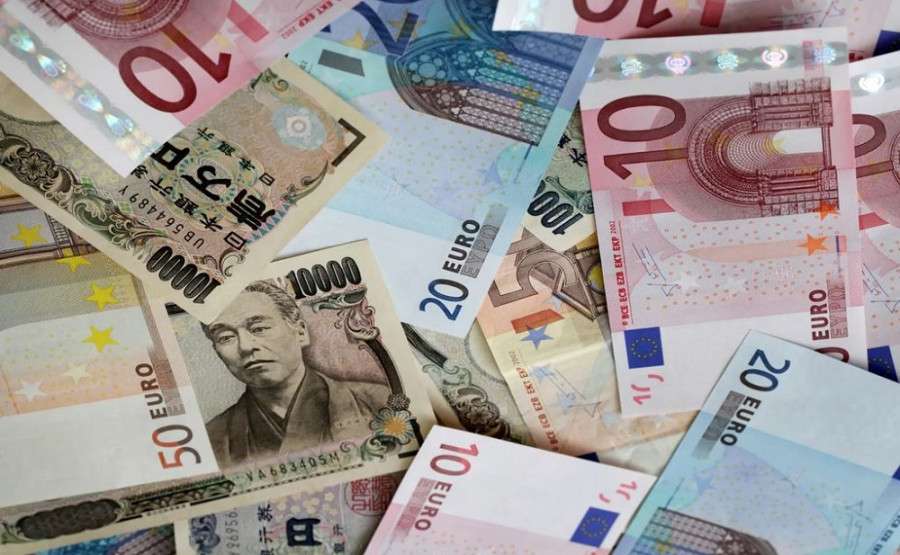 Пара EUR/JPY держится на позитивной территории около 163,50, так как Банк Японии сохраняет ставки на прежнем уровне