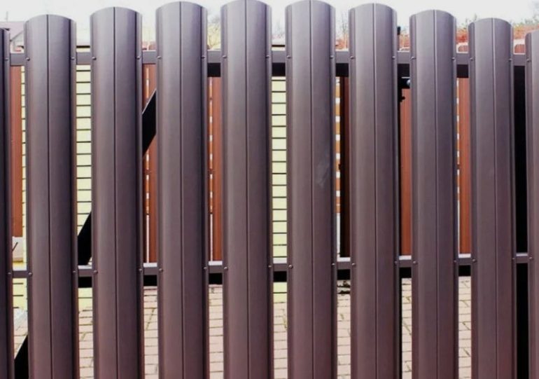 Металлический штакетник и доборы: надежное ограждение без компромиссов