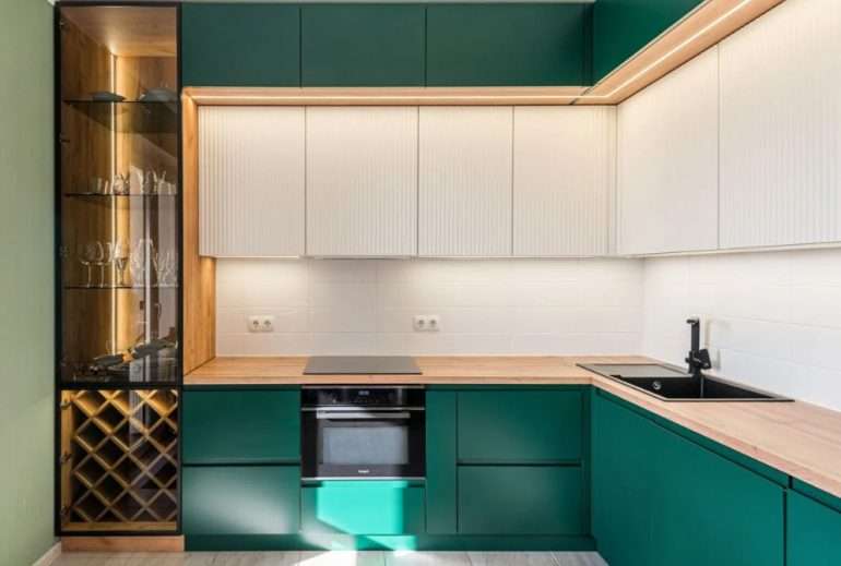 Как правильно рассчитать затраты на установку угловой кухни с подсветкой