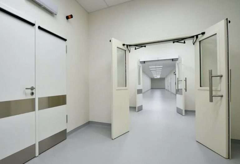 Медицинские двери из металла: плюсы и минусы для клиник и лабораторий